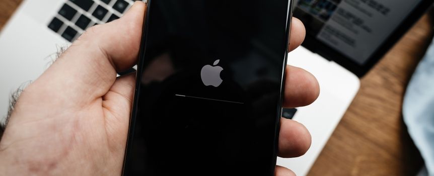 iPhone na tle klawiatury 