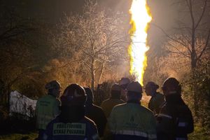 Kraków. Pożar gazociągu, trwa akcja służb