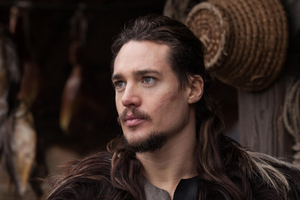 Alexander Dreymon w serialu "Upadek królestwa"