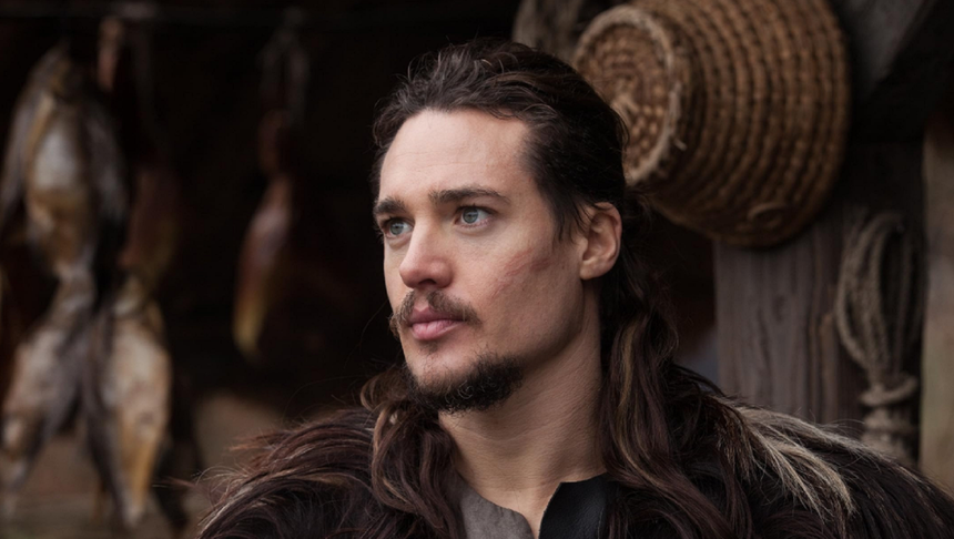 Alexander Dreymon w serialu "Upadek królestwa"
