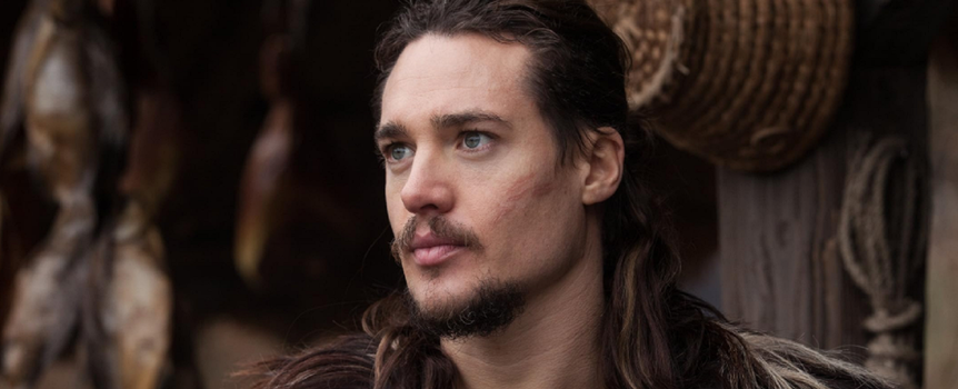 Alexander Dreymon w serialu "Upadek królestwa"