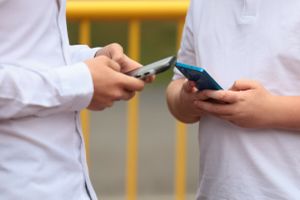 dzieci z telefonami 