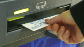Zamiast wkładać kartę do bankomatu, korzystaj ze zbliżeniowych transakcji