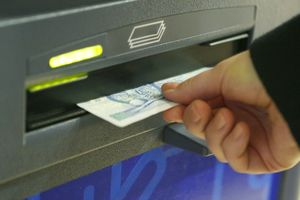 Zamiast wkładać kartę do bankomatu, korzystaj ze zbliżeniowych transakcji