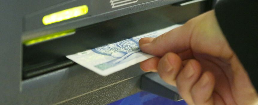 Zamiast wkładać kartę do bankomatu, korzystaj ze zbliżeniowych transakcji