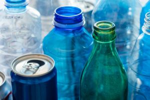Aluminiowe puszki, szklane i plastikowe butelki