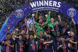 Piłkarze PSG świętujący triumf w Lidze Mistrzów 2024/25