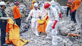 Indonezja. Spod gruzów szkoły wydobyto 54 ciała