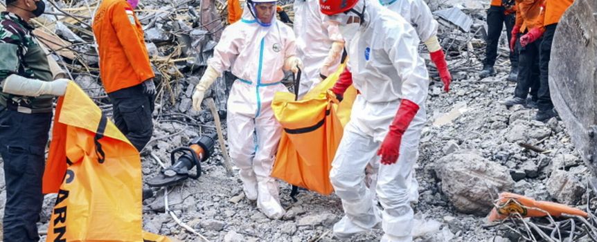 Indonezja. Spod gruzów szkoły wydobyto 54 ciała