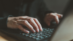 haker, klawiatura, cyberatak