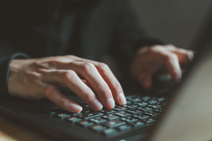 haker, klawiatura, cyberatak