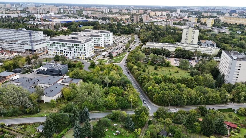 Widok na szpitale w rejonie ul. Wrzoska od ul. Dojazd