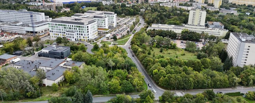 Widok na szpitale w rejonie ul. Wrzoska od ul. Dojazd
