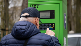 Strefa platnego parkowania mezczyzna kupujacy bilet