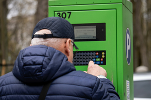 Strefa platnego parkowania mezczyzna kupujacy bilet