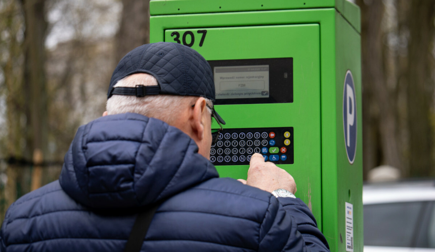 Strefa platnego parkowania mezczyzna kupujacy bilet