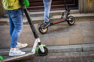 Obecne przepisy nie uwzględniają hulajnóg elektrycznych w egzaminie na kartę rowerową