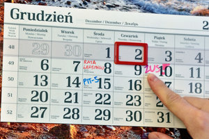 Kalendarz w firmie z zaznaczonymi terminami