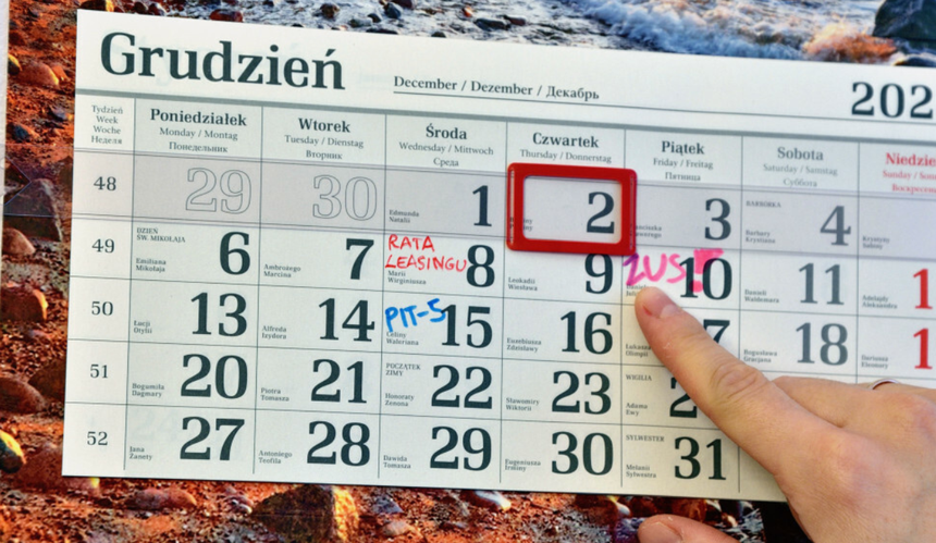 Kalendarz w firmie z zaznaczonymi terminami