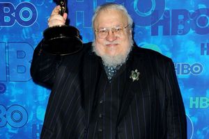 Polacy kupują jego bestsellery jak zaczarowani. Pisarska legenda kończy dziś 77 lat