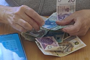 seniorka liczy pieniądze