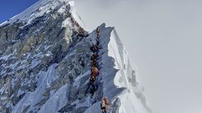 350 turystów uwięzionych na Mount Everest