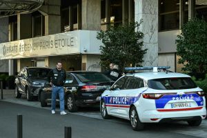 tragiczne odkrycie przed paryskim hotelem