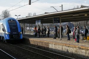 spóźniony pociąg wjechał na tor