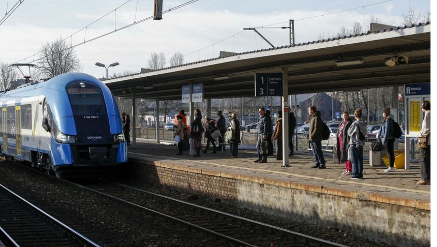 spóźniony pociąg wjechał na tor