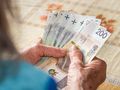 seniorka liczy pieniądze