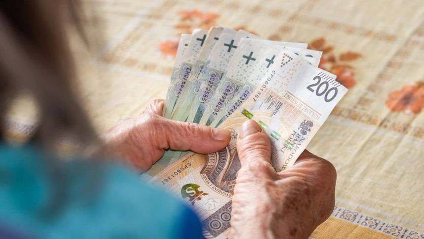 seniorka liczy pieniądze