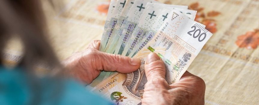 seniorka liczy pieniądze