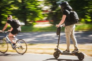 Coraz więcej wypadków na hulajnogach i rowerach elektrycznych