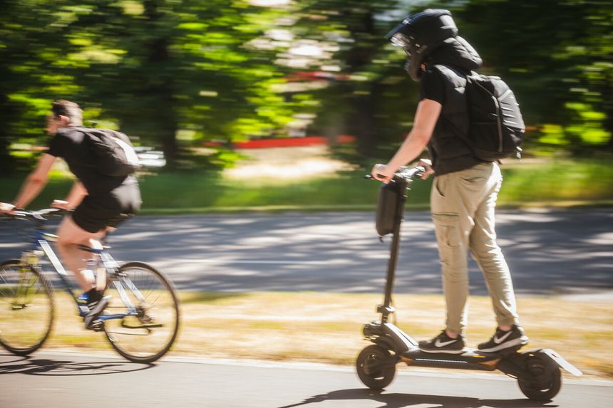 Coraz więcej wypadków na hulajnogach i rowerach elektrycznych