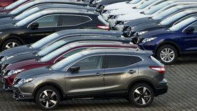 nowe auta na parkingu