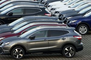 nowe auta na parkingu
