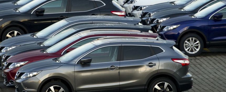 nowe auta na parkingu