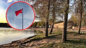 Plaża w Skorzęcinie i czerwona flaga
