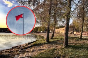 Plaża w Skorzęcinie i czerwona flaga