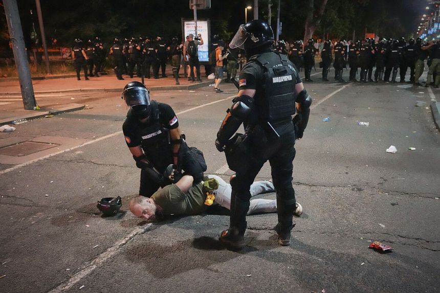 Policja zatrzymuje demonstranta w Belgradzie