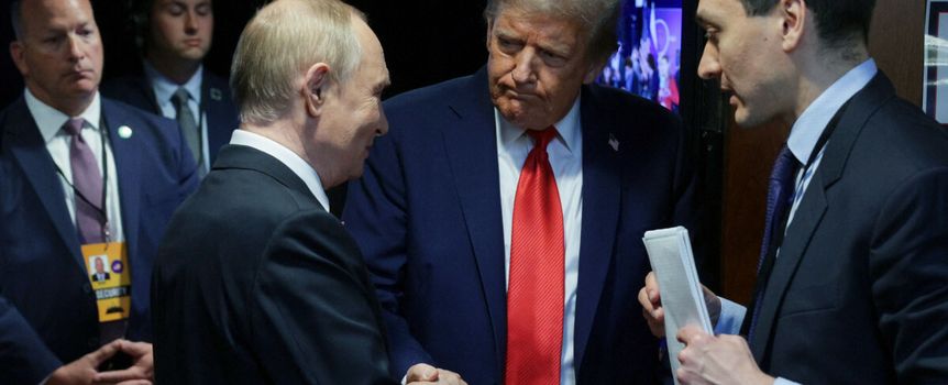 Prezydent USA Donald Trump i prezydent Rosji Władimir Putin podczas szczytu na Alasce