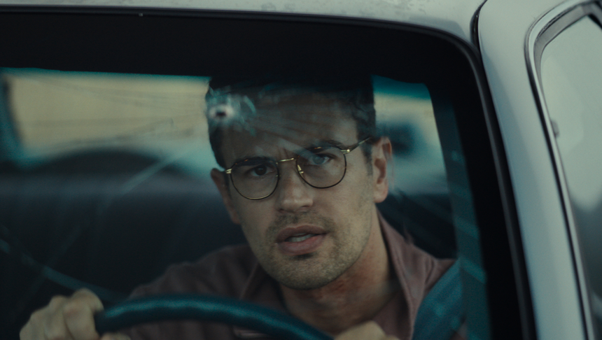 Theo James w filmie "Małpa"