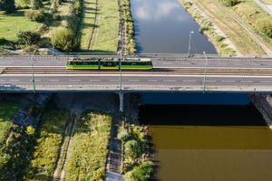 Tramwaj na moście w Poznaniu