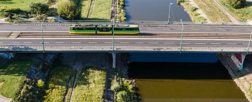 Tramwaj na moście w Poznaniu