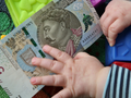 banknot 500 zl, dziecko z banknotem, klocki, zabawki
