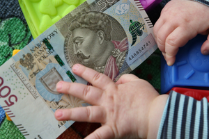 banknot 500 zl, dziecko z banknotem, klocki, zabawki