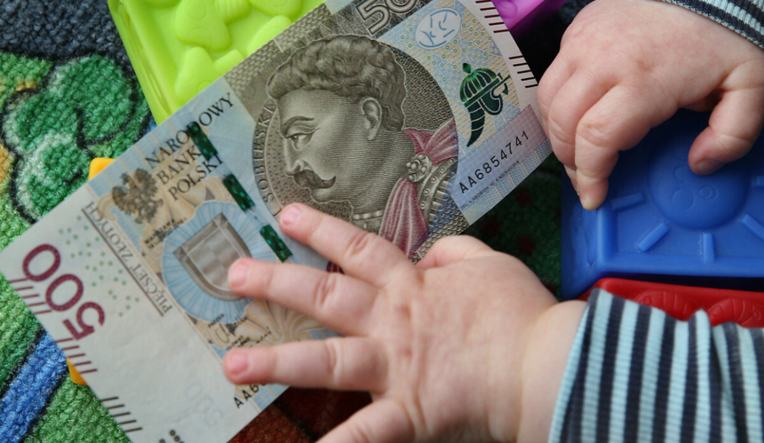 banknot 500 zl, dziecko z banknotem, klocki, zabawki