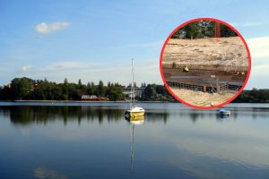 Prace na plaży nad jeziorem Durowskim w Wągrowcu