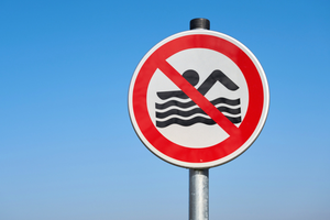 znak zakaz plywania 