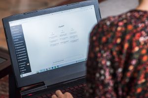 często pracownicy korzystają z pomocy stucznej inteligencji?
